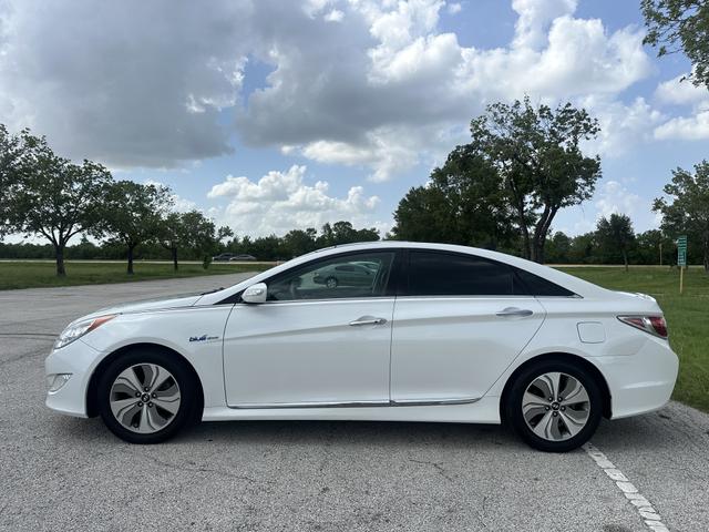 Photo of 2015 White Hyundai SONATA Hybrid