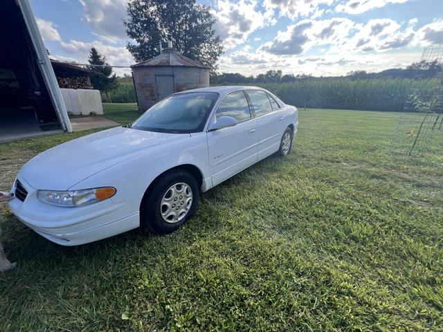 Photo of 2000 White Buick Regal