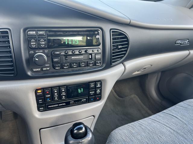 Photo of 2000 White Buick Regal