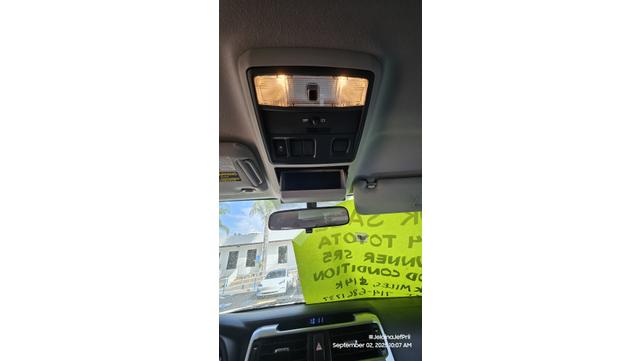 Photo of 2014 White Toyota 4Runner
