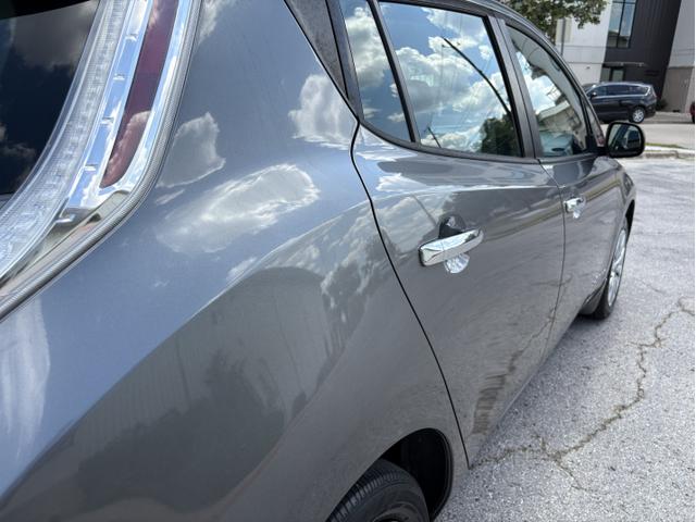 Photo of 2017 Gray Nissan Leaf