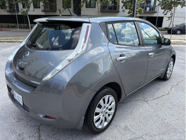 Photo of 2017 Gray Nissan Leaf