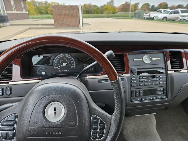Photo of 2003 Silver Lincoln Town Car