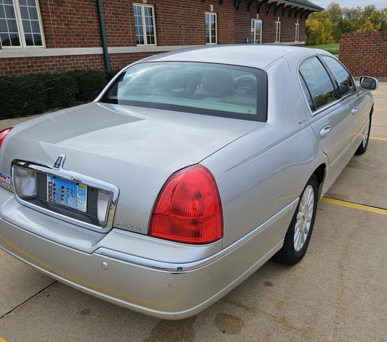 Photo of 2003 Silver Lincoln Town Car