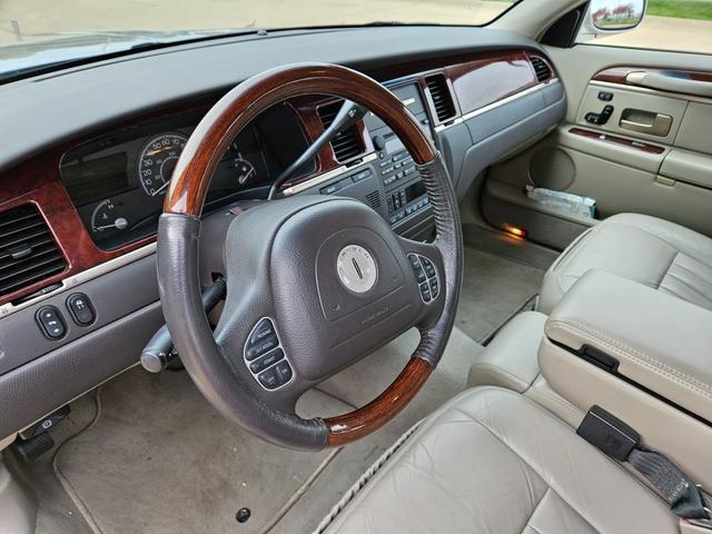 Photo of 2003 Silver Lincoln Town Car