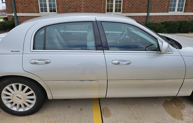 Photo of 2003 Silver Lincoln Town Car