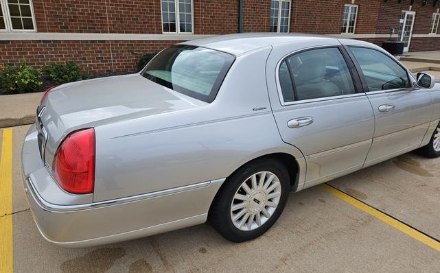 Photo of 2003 Silver Lincoln Town Car