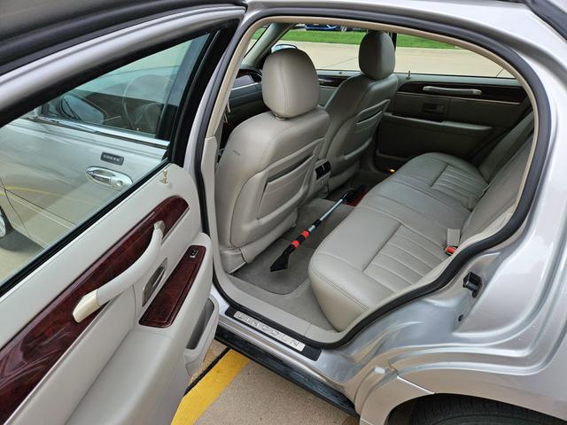Photo of 2003 Silver Lincoln Town Car