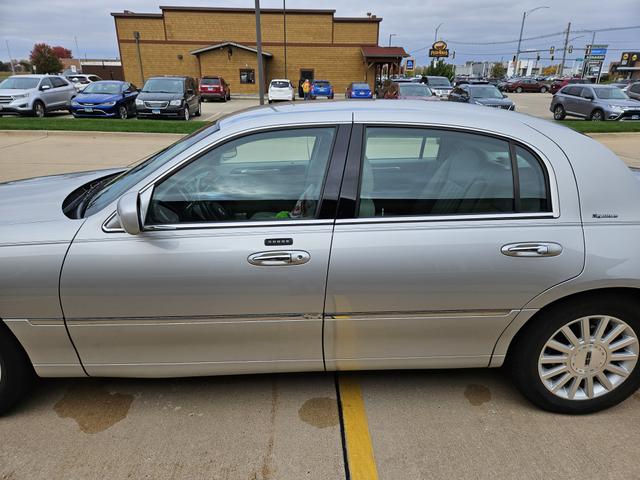 Photo of 2003 Silver Lincoln Town Car