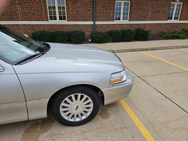 Photo of 2003 Silver Lincoln Town Car