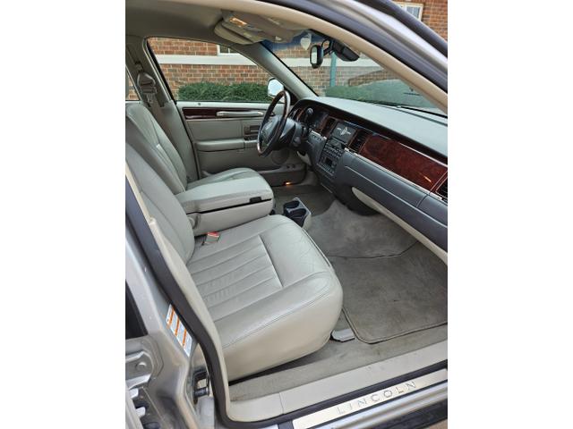 Photo of 2003 Silver Lincoln Town Car