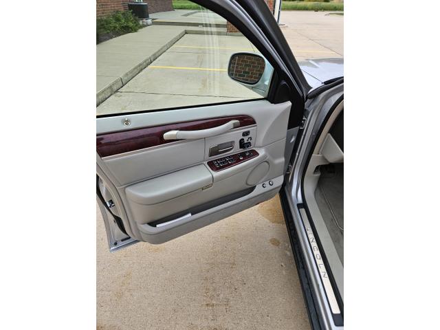Photo of 2003 Silver Lincoln Town Car