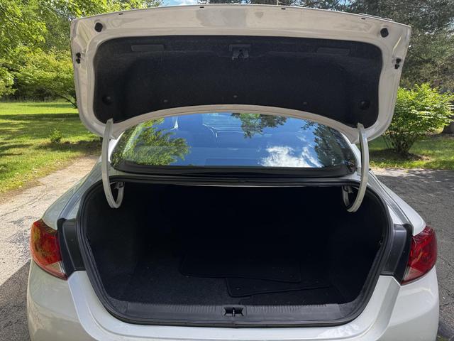 Photo of 2015 White Chrysler 200