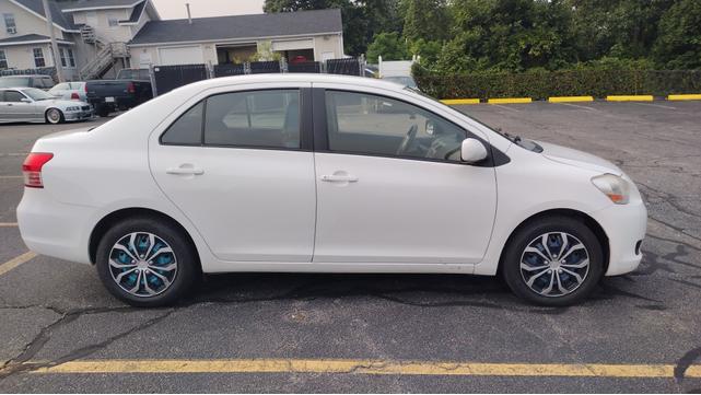 Photo of 2012 White Toyota Yaris