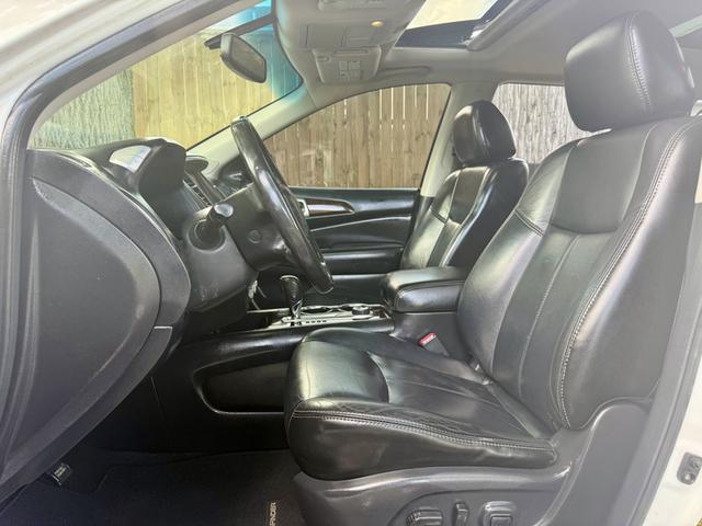 Photo of 2014 White Nissan Pathfinder