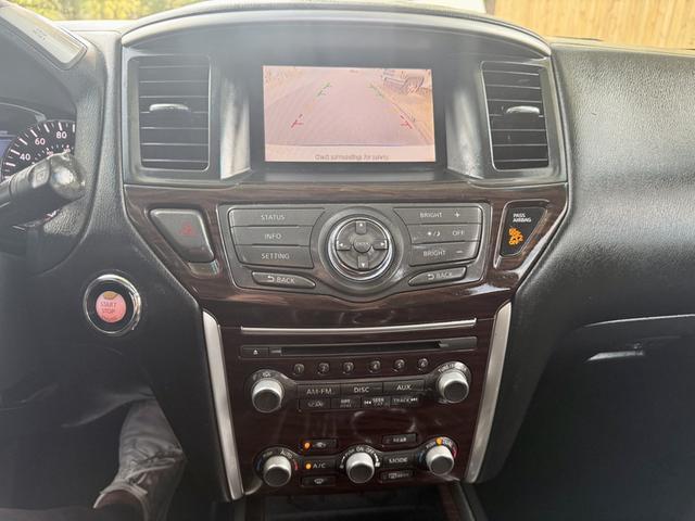 Photo of 2014 White Nissan Pathfinder