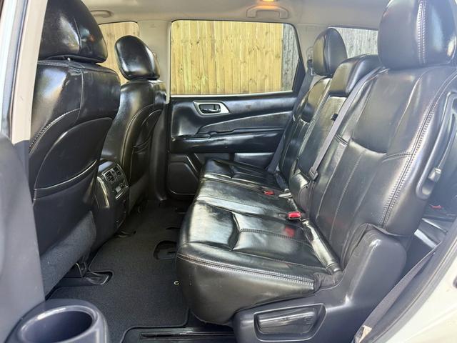 Photo of 2014 White Nissan Pathfinder