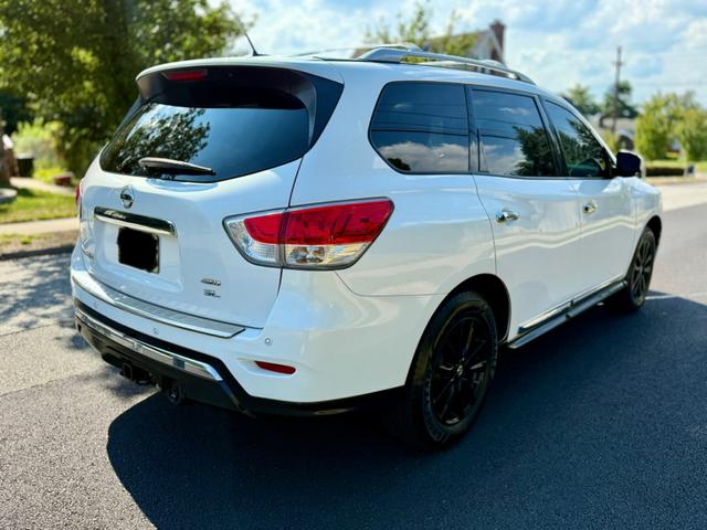 Photo of 2014 White Nissan Pathfinder
