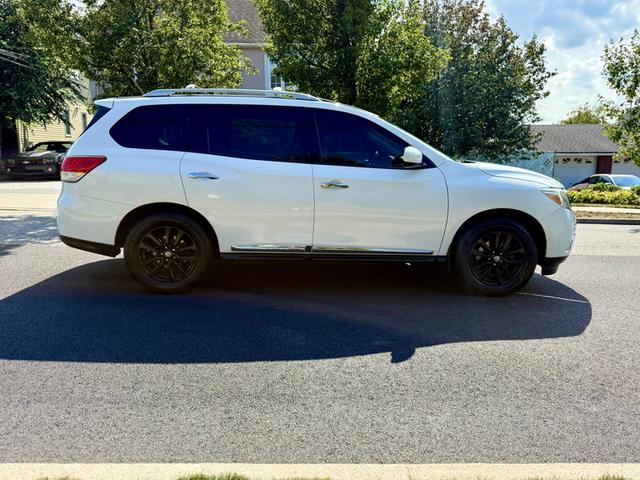Photo of 2014 White Nissan Pathfinder
