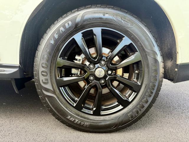 Photo of 2014 White Nissan Pathfinder