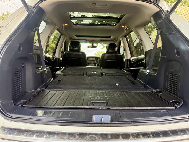 Photo of 2014 White Nissan Pathfinder