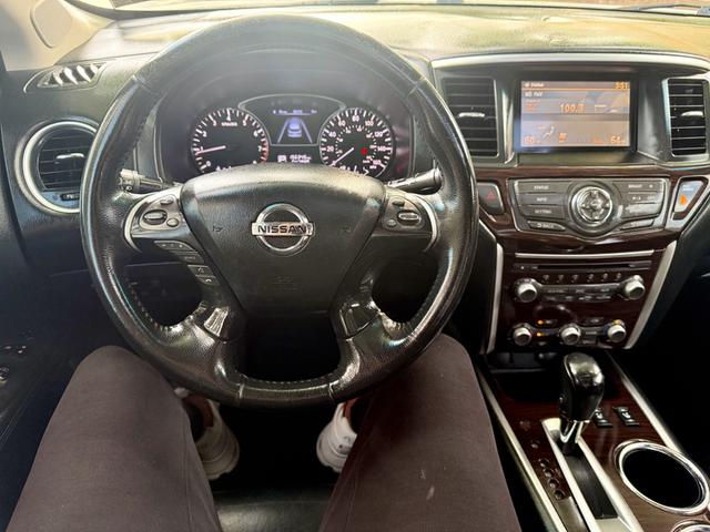 Photo of 2014 White Nissan Pathfinder