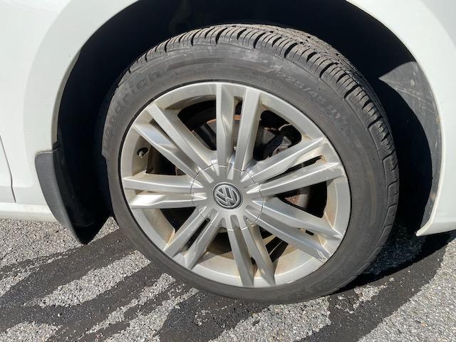 Photo of 2015 White Volkswagen Golf SportWagen
