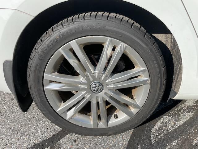 Photo of 2015 White Volkswagen Golf SportWagen