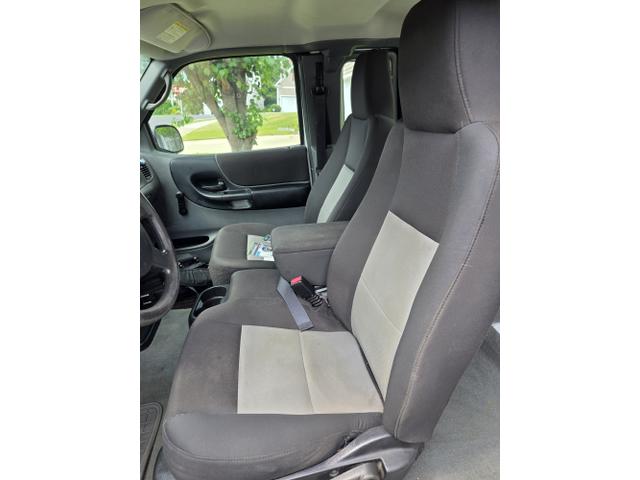 Photo of 2005 White Ford Ranger