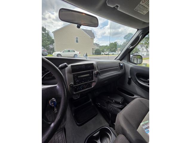 Photo of 2005 White Ford Ranger
