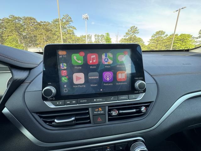 Photo of 2020 White Nissan Altima