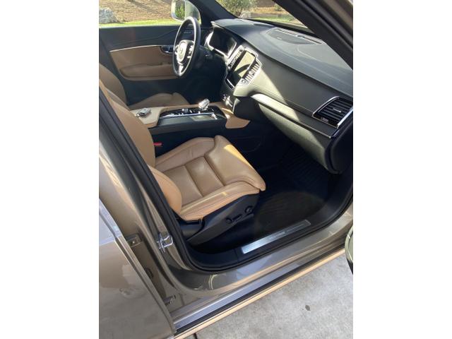 Photo of 2021 Beige Volvo XC90 Recharge Plug-In Hybrid