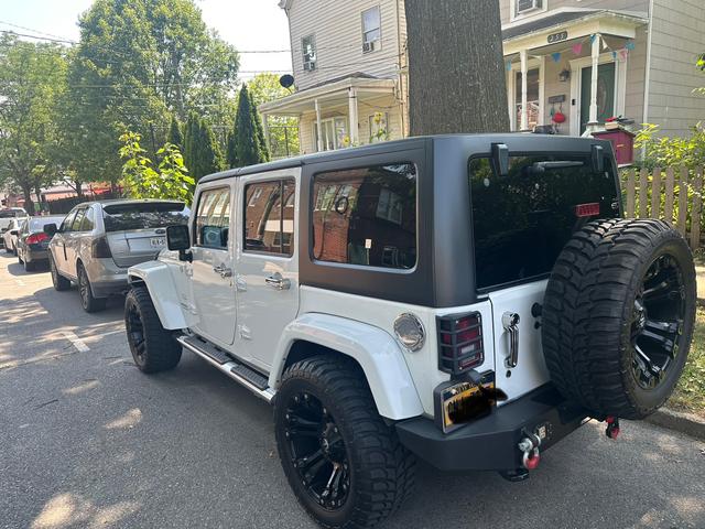 Photo of 2013 White Jeep Wrangler Unlimited