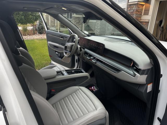 Photo of 2024 White Kia EV9