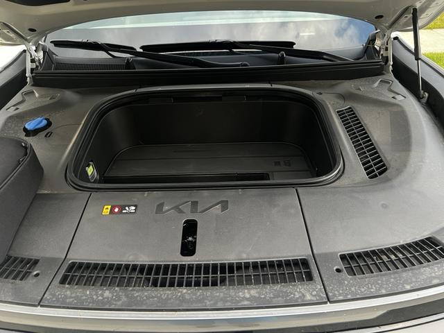 Photo of 2024 White Kia EV9