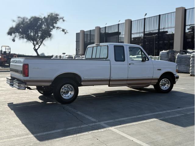 Photo of 1995 White Ford F-150