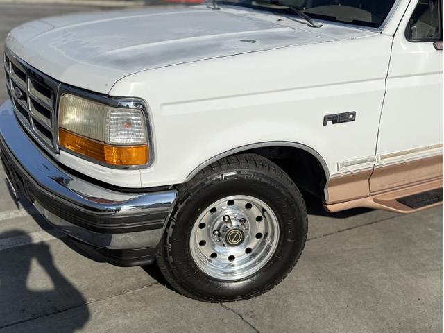 Photo of 1995 White Ford F-150