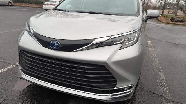 Photo of 2021 Silver Toyota Sienna