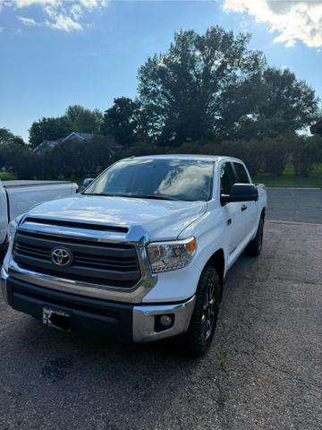 Photo of 2015 White Toyota Tundra