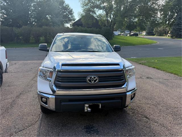 Photo of 2015 White Toyota Tundra