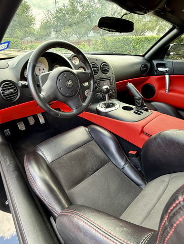 Photo of 2010 Black Dodge Viper