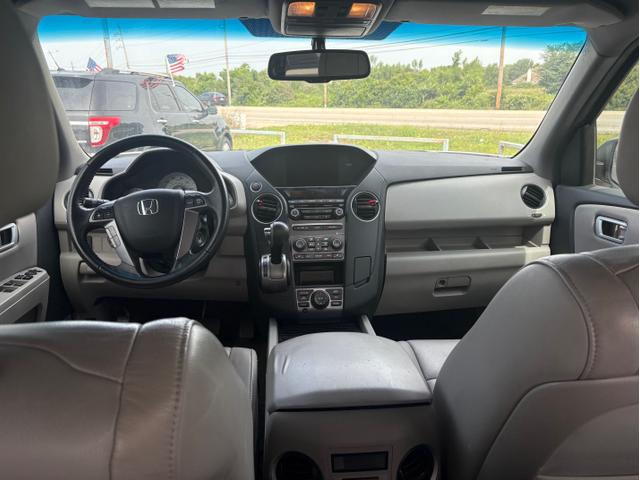 Photo of 2013 White Honda Pilot
