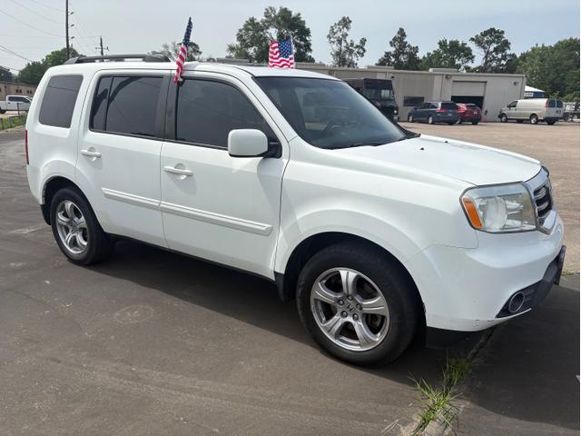 Photo of 2013 White Honda Pilot