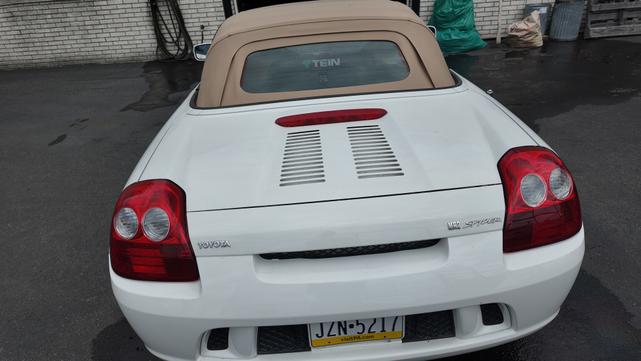 Photo of 2003 White Toyota MR2