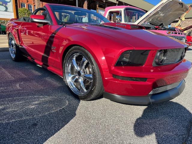 Photo of 2005 Red Ford Mustang