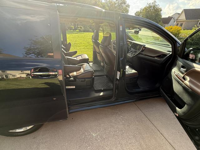 Photo of 2015 Black Toyota Sienna