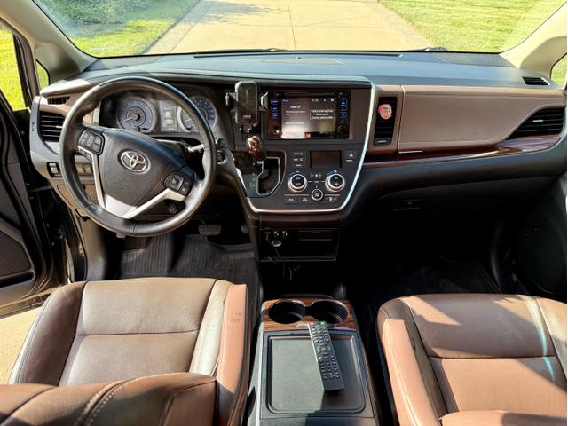 Photo of 2015 Black Toyota Sienna