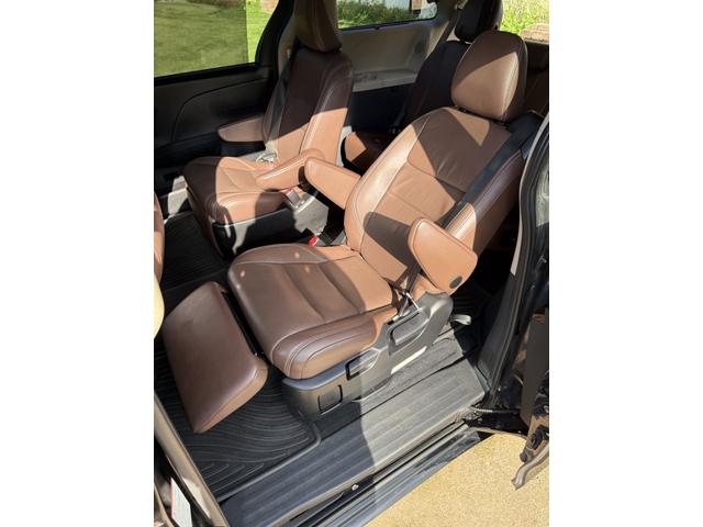 Photo of 2015 Black Toyota Sienna