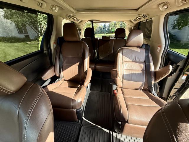Photo of 2015 Black Toyota Sienna