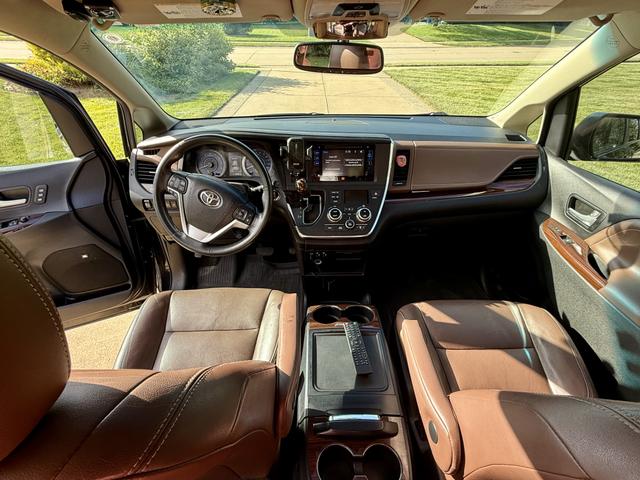 Photo of 2015 Black Toyota Sienna